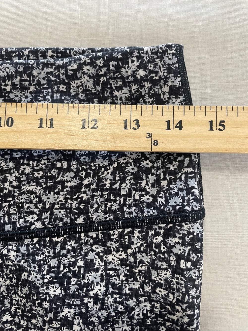 lululemon athletica Black & Grey Speckled Leggings. Size 10 - Picture 5 of 6